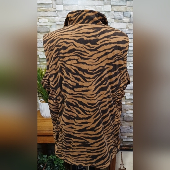 French Laundry 2X Plush‎ Animal Print Zip Up Vest - Picture 4 of 5